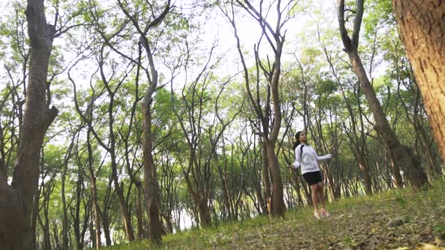 体育美女在森林里进行跳绳运动视频素材