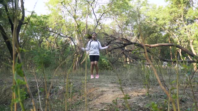 体育美女在森林里进行跳绳运动视频素材