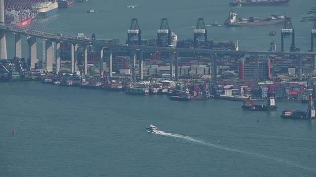 香港维多利亚港的香港城市景观，在中国香港西九龙从白天到夜晚的时光流逝视频素材