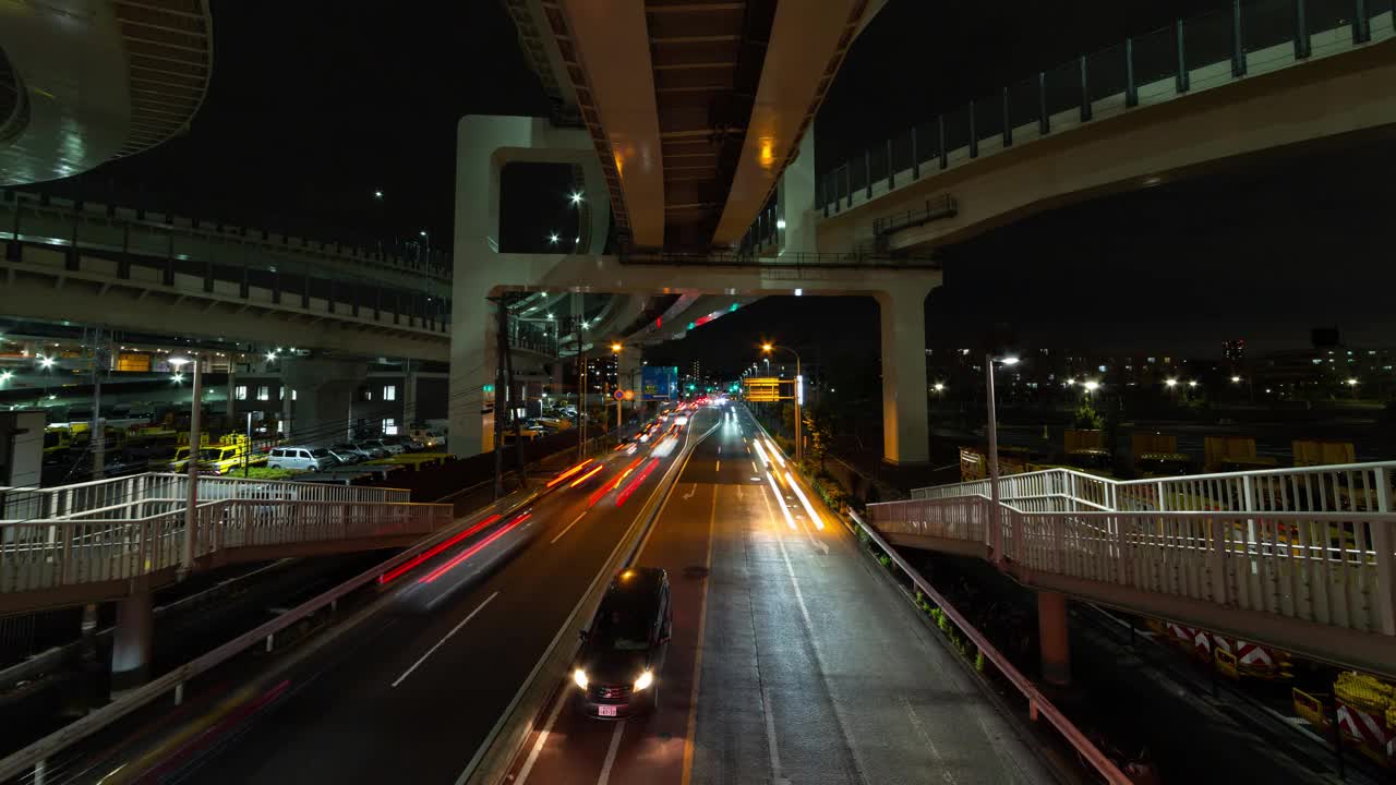 道路上交通的延时，在晚上长时间暴露在汽车的前灯下。视频素材