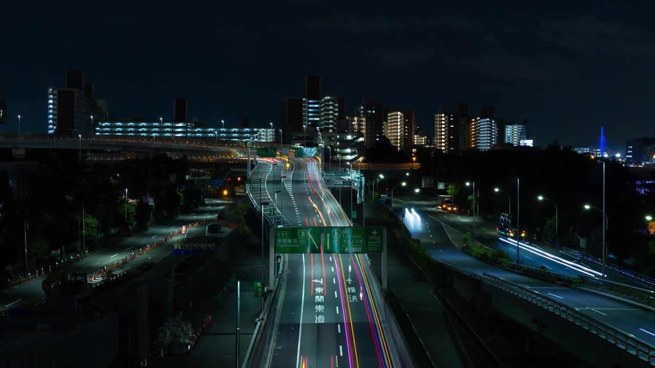 道路上交通的延时，在晚上长时间暴露在汽车的前灯下。视频素材