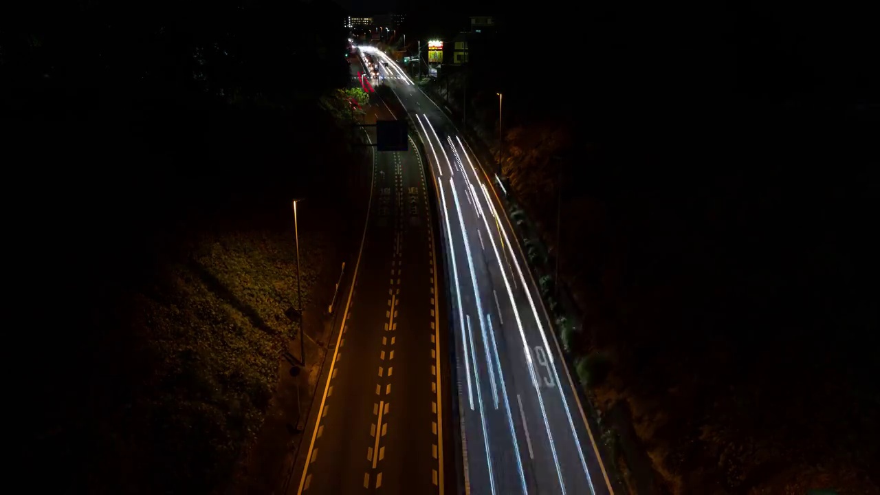 道路上交通的延时，在晚上长时间暴露在汽车的前灯下。视频素材