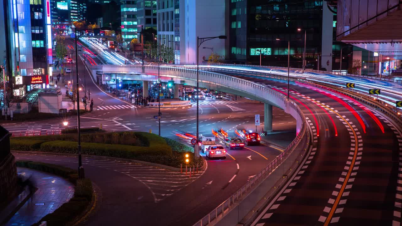 道路上交通的延时，在晚上长时间暴露在汽车的前灯下。视频素材