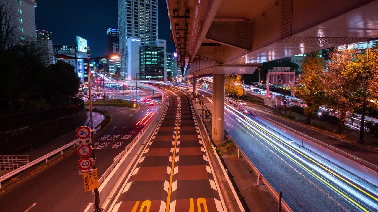 道路上交通的延时，在晚上长时间暴露在汽车的前灯下。视频素材