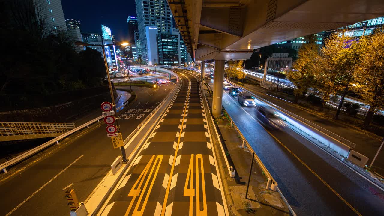 道路上的交通的延时拍摄，在夜晚的道路上汽车前灯的长时间曝光。视频素材