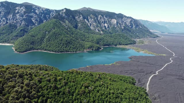 孔吉里奥国家公园中森林和熔岩原之间的湖泊视频素材