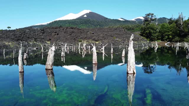 从Conguillio国家公园的Arcoiris湖看亚伊马火山视频素材