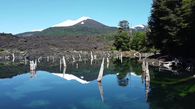 从Conguillio国家公园的Arcoiris湖看亚伊马火山视频素材