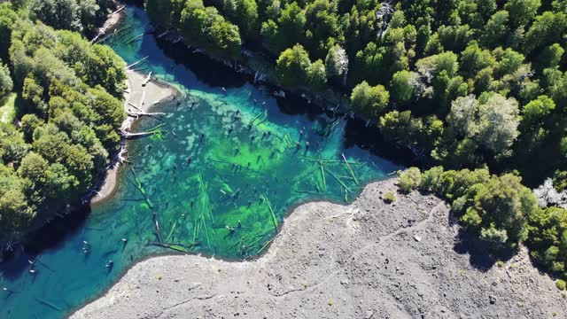 鸟瞰图中森林和熔岩原湖在孔吉里奥国家公园视频素材