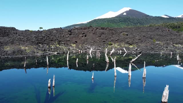 从Conguillio国家公园的Arcoiris湖看亚伊马火山视频素材