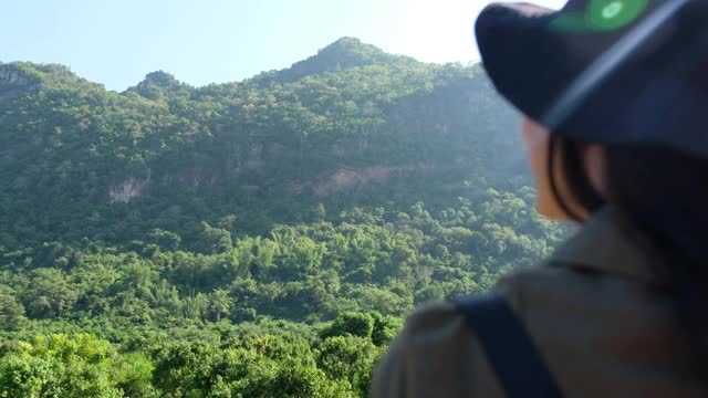 模糊的一个女旅行者在看一个美丽的山景视频素材