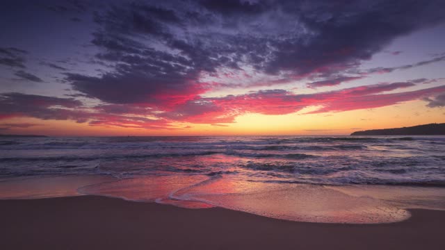 海洋海滩日出与戏剧性的云景，4K视频视频素材