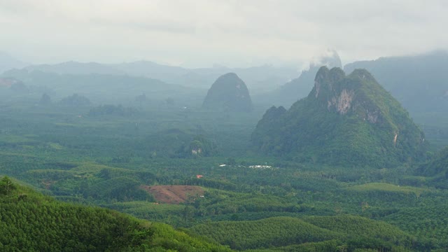 泰国春丰萨维区Doi Tapang美丽的山丘和山脉景色，在雨季的早晨气氛。视频下载