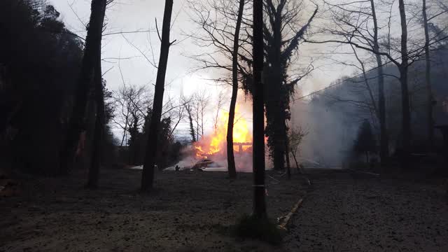 消防队员扑灭房屋和建筑物;土耳其的森林和建筑起火视频素材