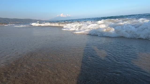 海浪卷起沙滩视频素材