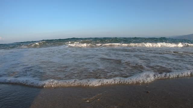 海浪卷起沙滩视频素材