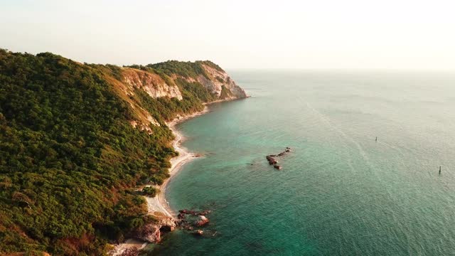 海上日落的鸟瞰图。美丽的蓝色大海和平静的大浪漂浮在太平洋上。海洋和天空背景景观。视频素材