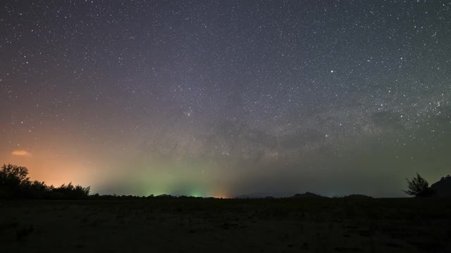 银河和星星在夜晚的山上移动视频素材