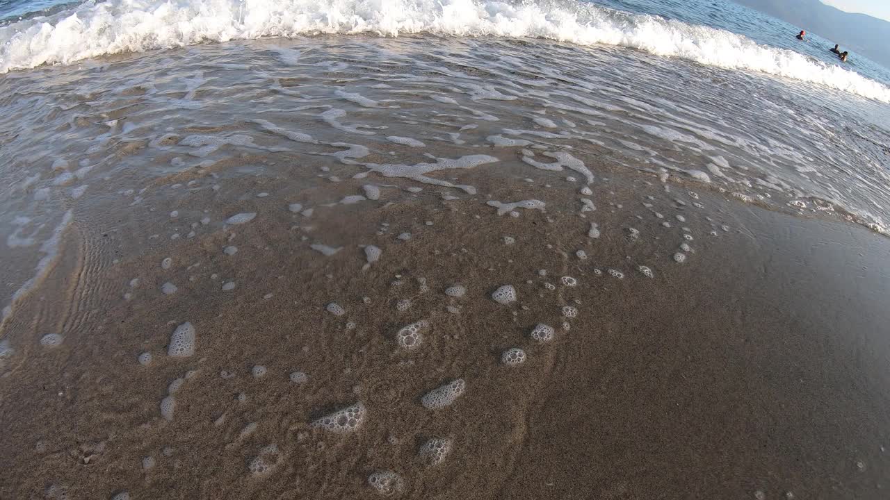 海浪卷起沙滩视频素材