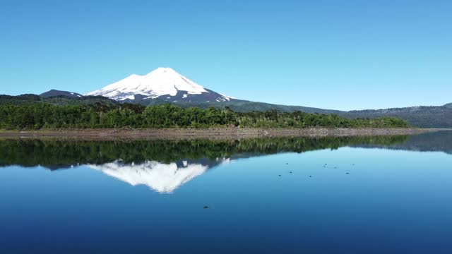 从孔吉里奥国家公园的湖上看亚伊马火山视频素材