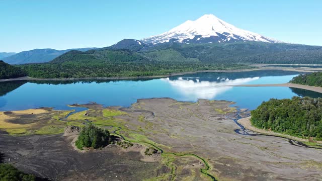 孔吉里奥国家公园里的亚伊马火山和孔吉里奥湖视频素材