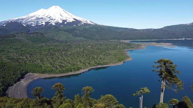 孔吉里奥国家公园里的亚伊马火山和孔吉里奥湖视频素材