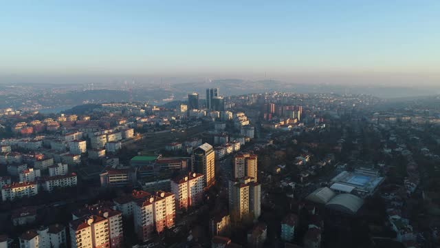 无人机镜头的城市建筑伊斯坦布尔，土耳其- 4K无人机镜头视频素材