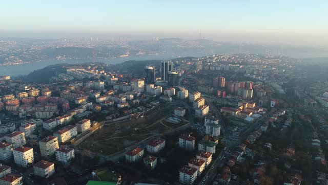 无人机镜头的城市建筑伊斯坦布尔，土耳其- 4K无人机镜头视频素材