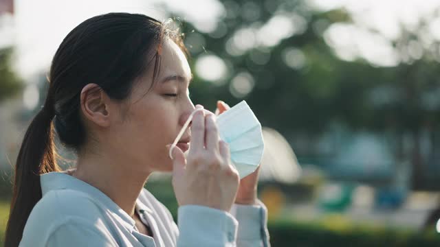 慢镜头亚洲妇女戴着防护面罩视频素材