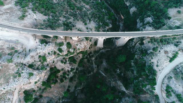 鸟瞰图大德国铁路高架桥在阿达纳，土耳其- 4K无人机视频视频素材