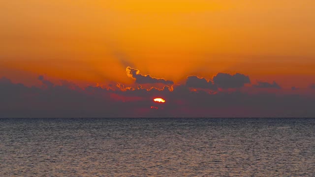 美丽的风景和海上日出，4k视频素材