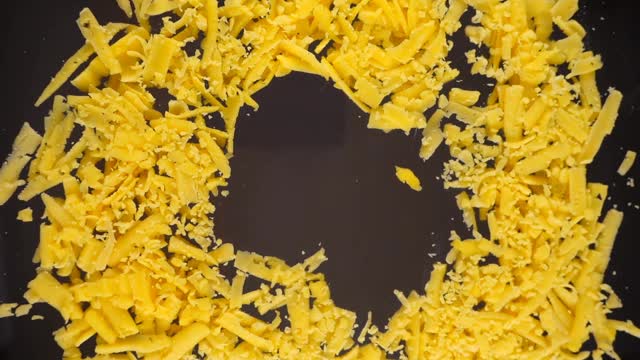 磨碎的奶酪掉在玻璃上。底部视图。视频素材