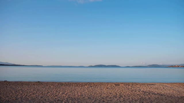 空无一人的海滩，海面上荡起阵阵涟漪视频下载