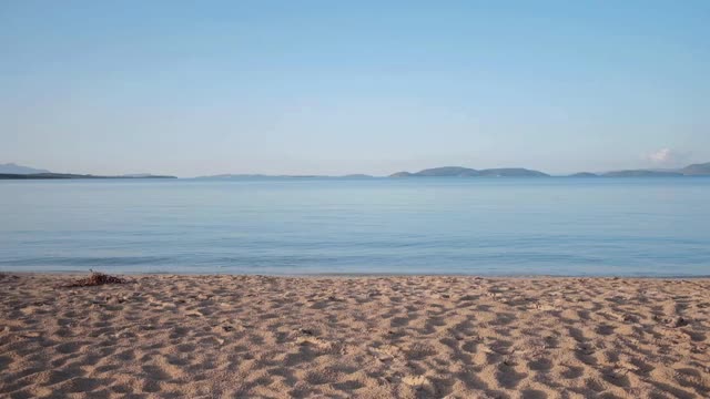 空无一人的海滩，海面上荡起阵阵涟漪视频下载