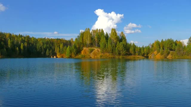 秋湖景观在乌拉尔山脉，4k视频素材