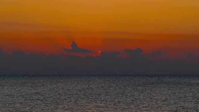 美丽的风景和海上日出，4k视频素材