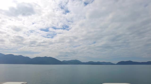 泰国翠昌岛。夏日的海景和多云的天空。海洋空间区域。视频素材