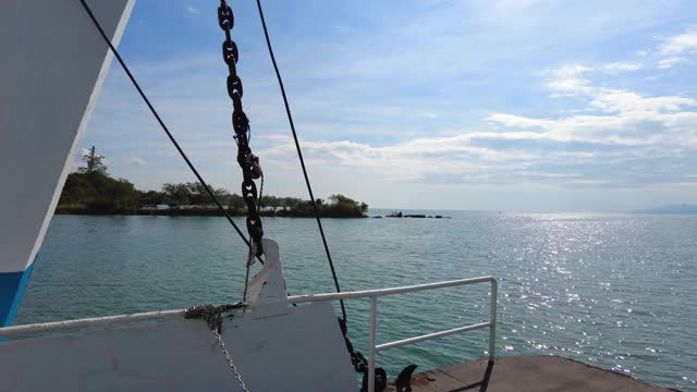 摆渡至泰国翠昌岛。夏日的大海和天空。海洋空间区域。视频素材