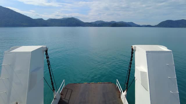 摆渡至泰国翠昌岛。夏日的大海和天空。海洋空间区域。视频素材