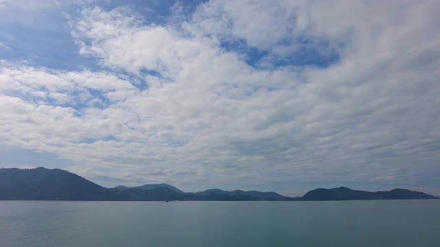 泰国翠昌岛。夏日的海景和多云的天空。海洋空间区域。视频素材