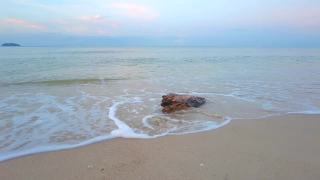 泰国Klong Prao海滩。在Klong Prao海滩，Koh Chang岛，泰国。夏天的海滩、沙滩和天空。海滩海域空间面积。视频素材