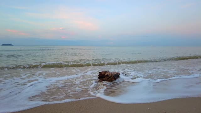 泰国Klong Prao海滩。在Klong Prao海滩，Koh Chang岛，泰国。夏天的海滩、沙滩和天空。海滩海域空间面积。视频素材