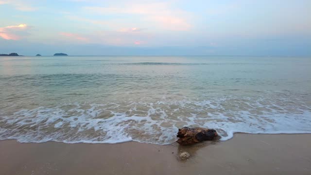 泰国Klong Prao海滩。在Klong Prao海滩，Koh Chang岛，泰国。夏天的海滩、沙滩和天空。海滩海域空间面积。视频素材