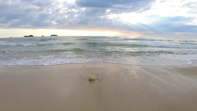 泰国Klong Prao海滩。在Klong Prao海滩，Koh Chang岛，泰国。夏天的海滩、沙滩和天空。海滩海域空间面积。视频素材