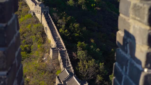 这是中国长城的一段，在山的一侧开始倒塌视频素材