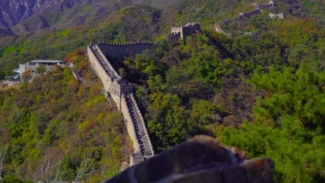 慢动作定格镜头拍摄的中国长城，在山的一侧上升在一个开始的下降。镜头从长城的楼梯上走下来视频素材