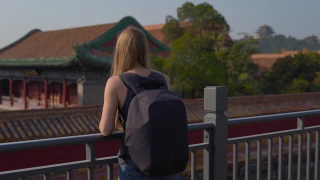 慢镜头斯坦尼康拍摄的一个年轻女子旅行博客访问紫禁城-中国皇帝的古代宫殿视频素材