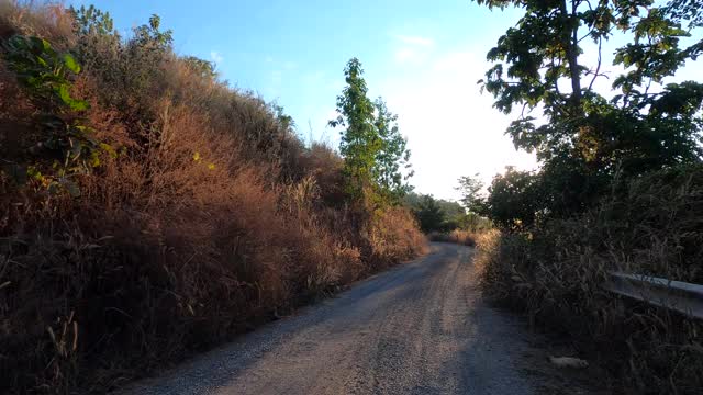 POV驾驶行驶在泰国北部乡村森林中蜿蜒曲折的高速公路上。视频素材