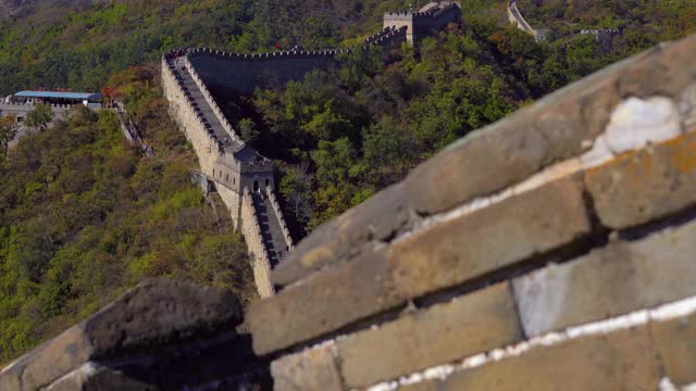 这是中国长城的一段，在山的一侧开始倒塌视频素材