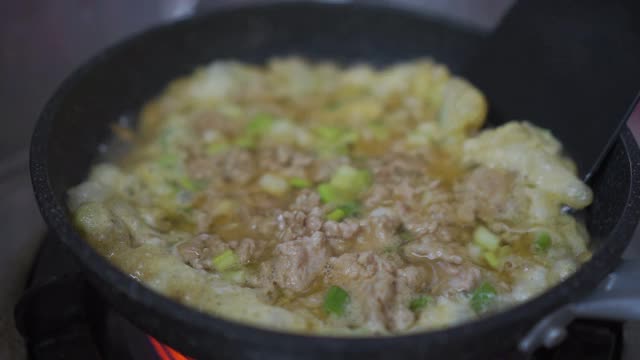 煎蛋酸猪肉视频素材